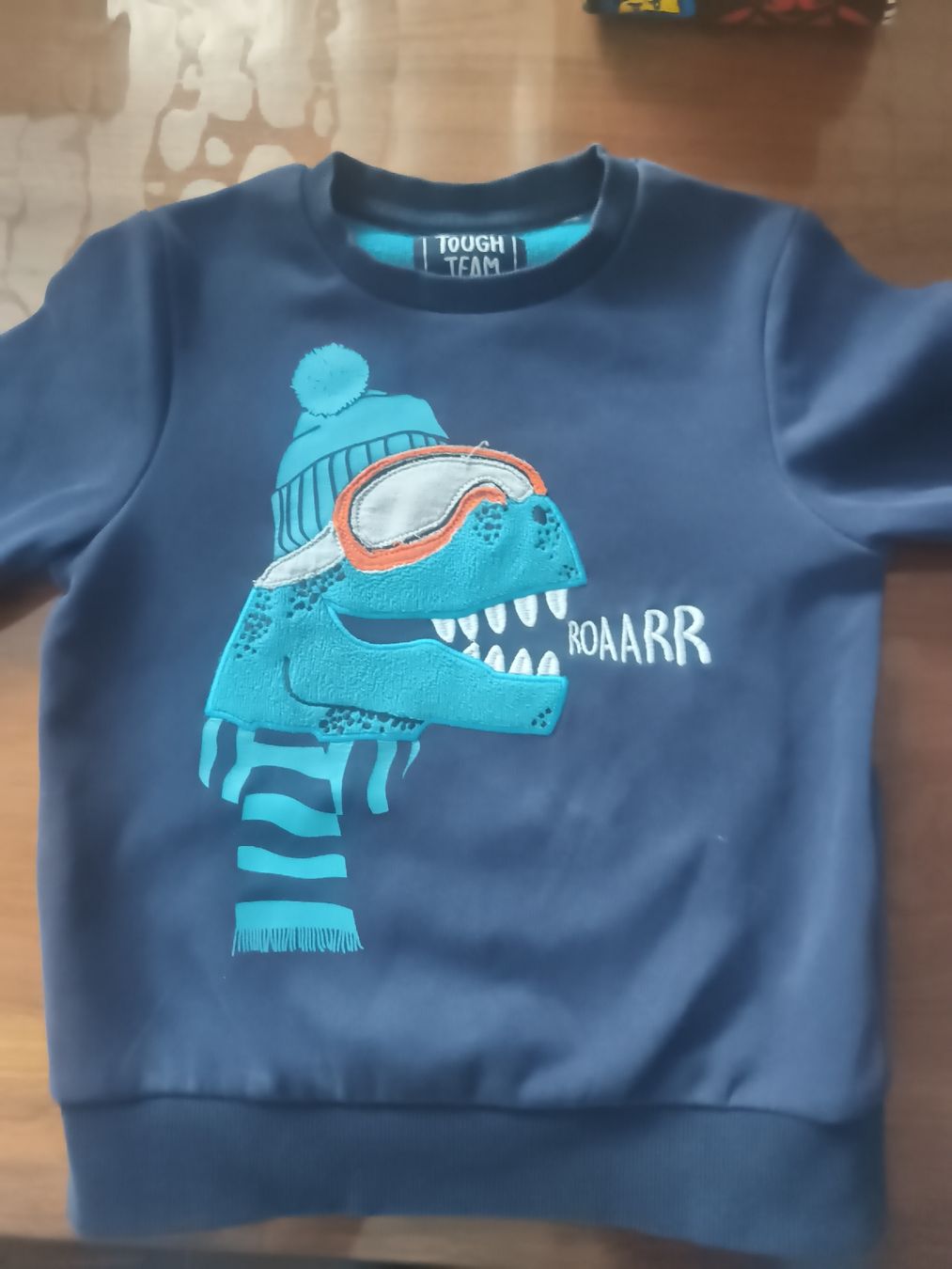 C&A Maglioni & Felpe: flauschiger Pullover mit Dino Gr 116 – Usato da Moosseedorf venduto da Lileja