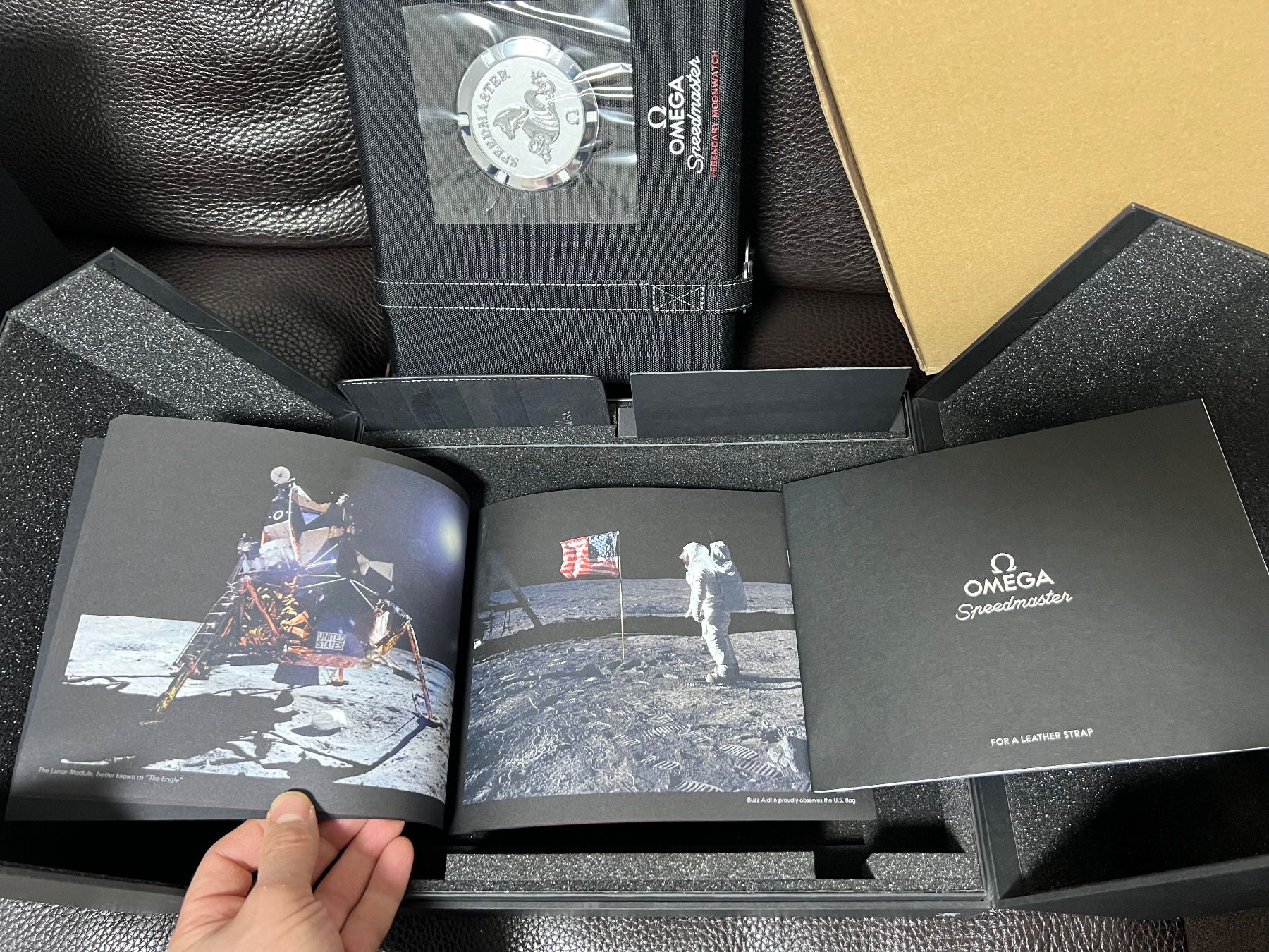 Omega Uhren: Omega Speedmaster Moonwatch Original Box – Neu und originalverpackt aus Basel von  2