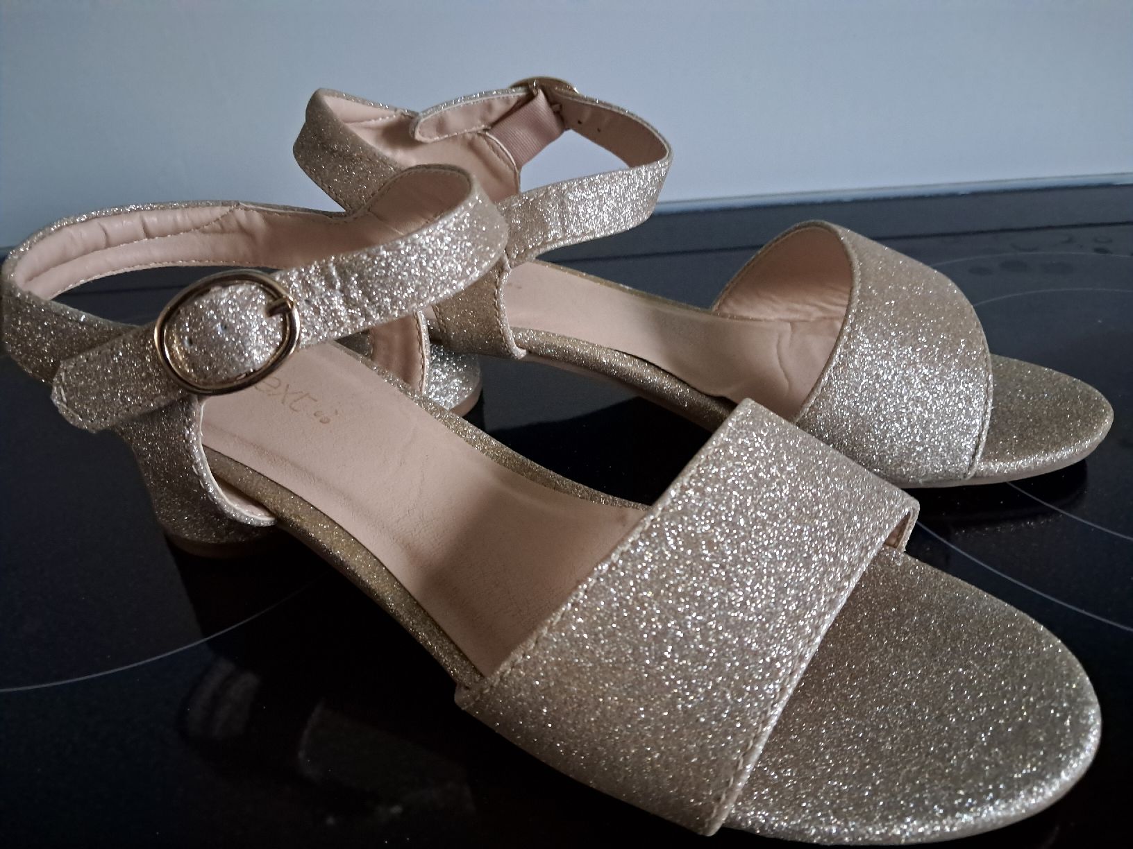 Next Schuhe für Mädchen: Glitzer-Sandalen Gr. 36 gold – Gebraucht aus Winterthur von fabelwin