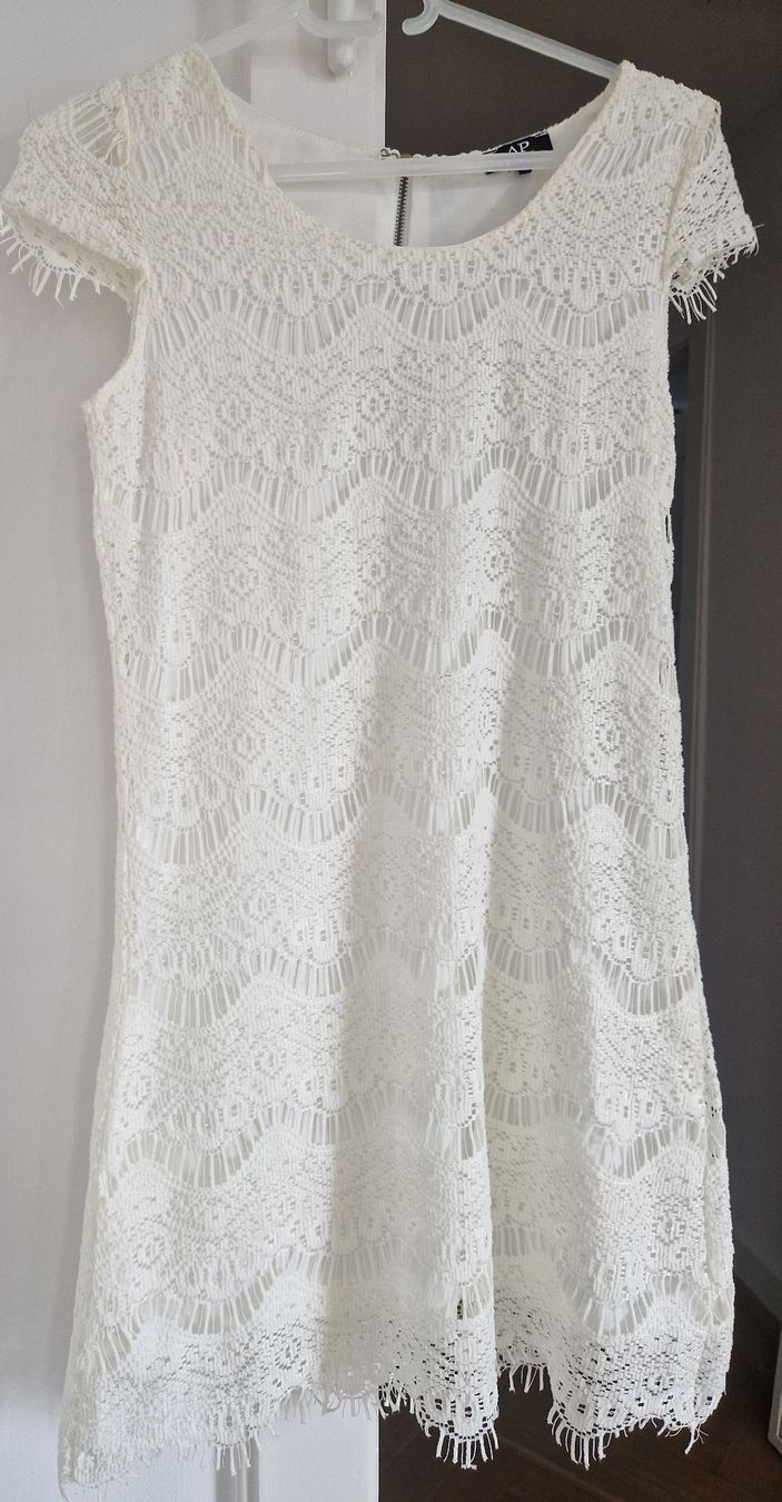 Kleider: Kleid in S aus Spitze – Neu (gemäss Beschreibung) aus Küsnacht ZH von 2011_