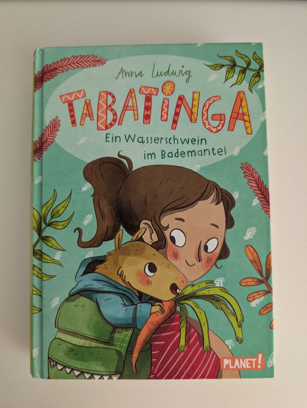 Libri: Tabatinga - Ein Wasserschwein im Bademantel – Nuovo (secondo la descrizione) da Aarberg venduto da fosta