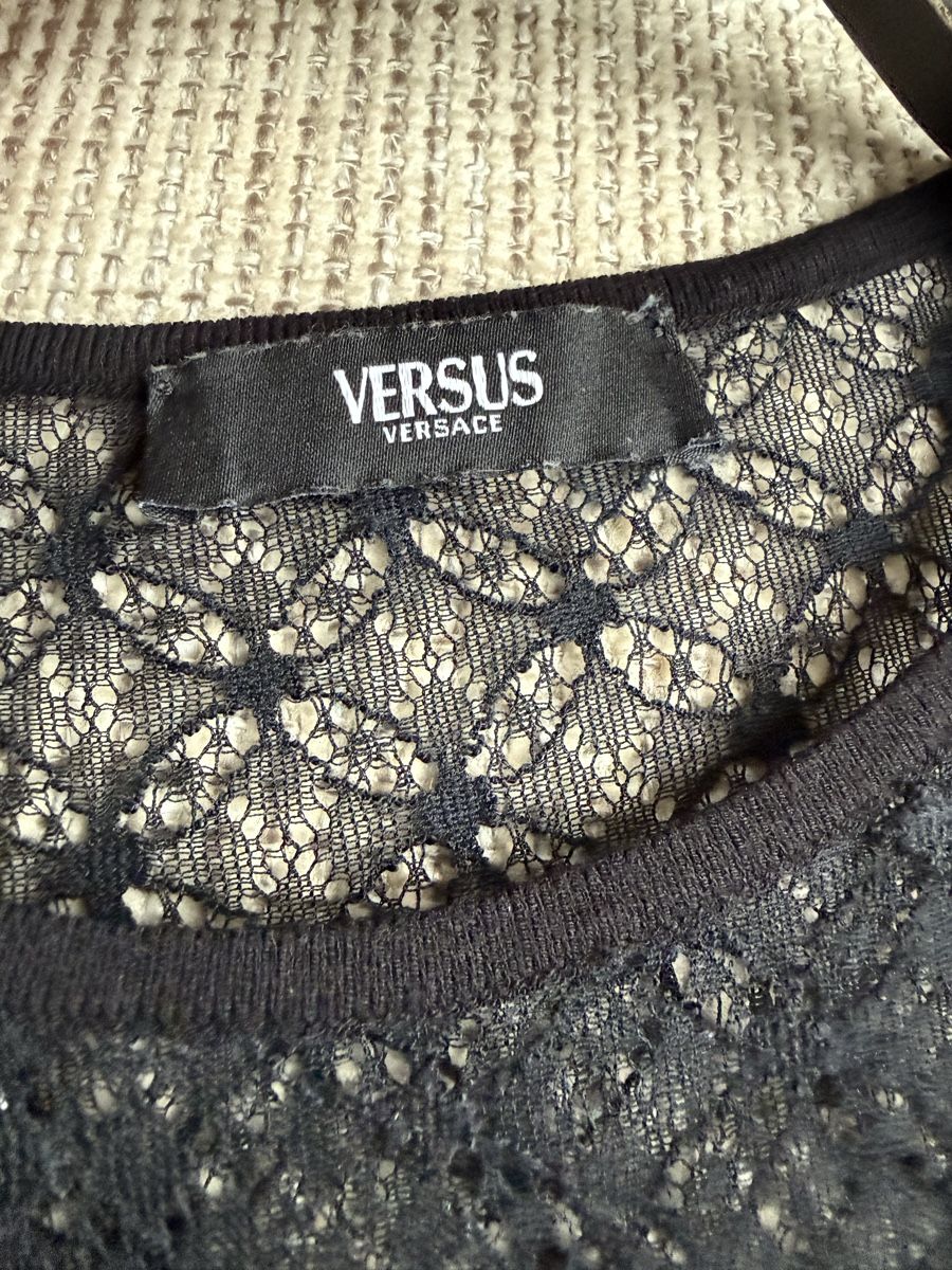 Versace T-shirt: Elegantes Versus Versace Oberteil, IT40, mit Spitze – Usato da Uetikon am See venduto da enzendan 2