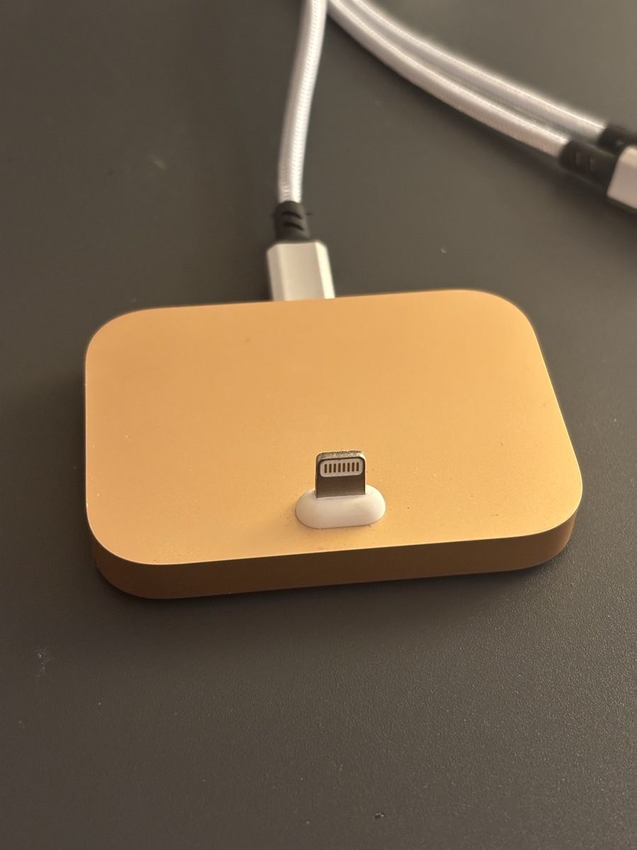 Docking station: Original Iphone Docking Station Gold – Usato da Zug venduto da Deks