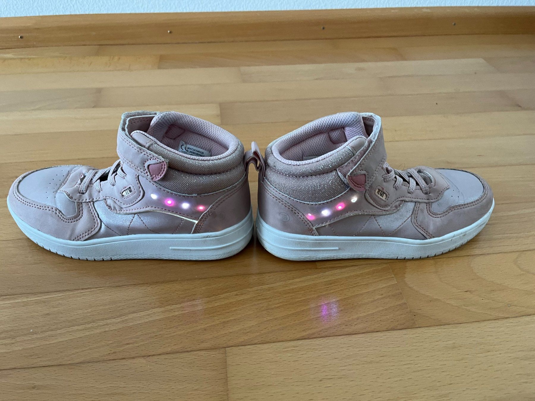 Schuhe für Mädchen: Mädchen Sneaker mit Blinkfunktion, Gr. 35 – Gebraucht aus Muttenz von Juvenile33 7