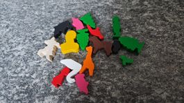 Piccole figurine giocattolo in legno