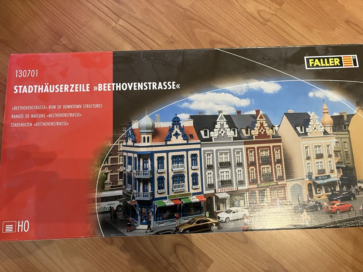 Faller Modelleisenbahnen: Faller 130701 1 Stk. Eckgebäude – Neu (gemäss Beschreibung) aus Schönenwerd von Lichi