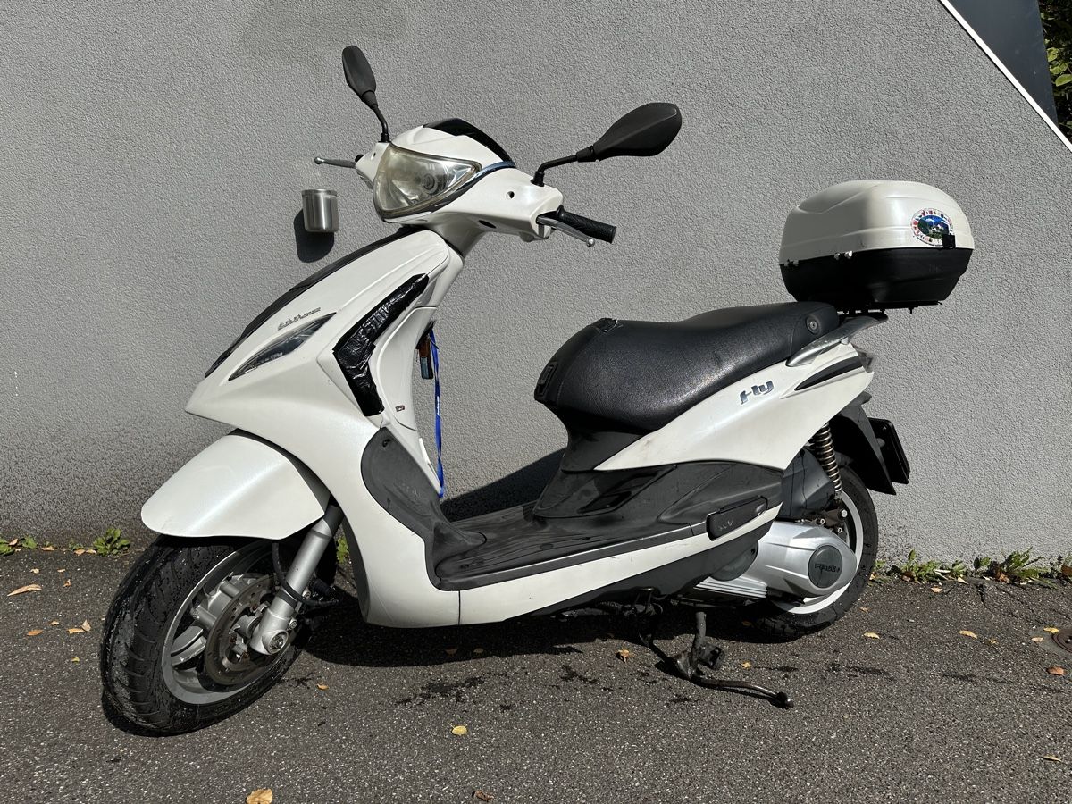 Piaggio Scooter: Piaggio Roller Fly 125cc weiss mit Topcase gebraucht – Usato da Binningen venduto da pmo_66z8 1