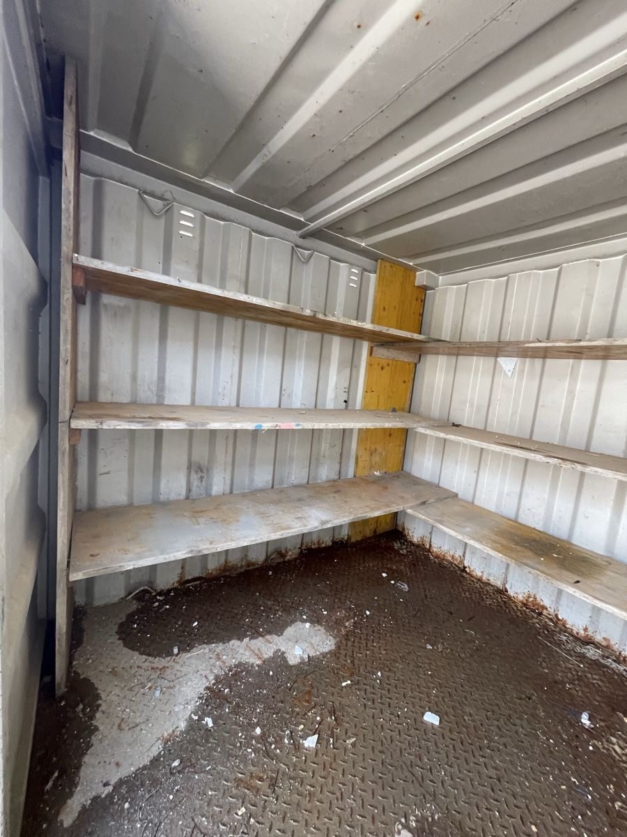 Contenitori edile: Container de stockage 2.5 x 2.20 avec les étagères  – Usato da Romont FR venduto da Sui_d_m2026 3