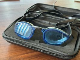 Schwimmbrille THEMAGIC5 blau mit Etui und 4 Nasenbügel