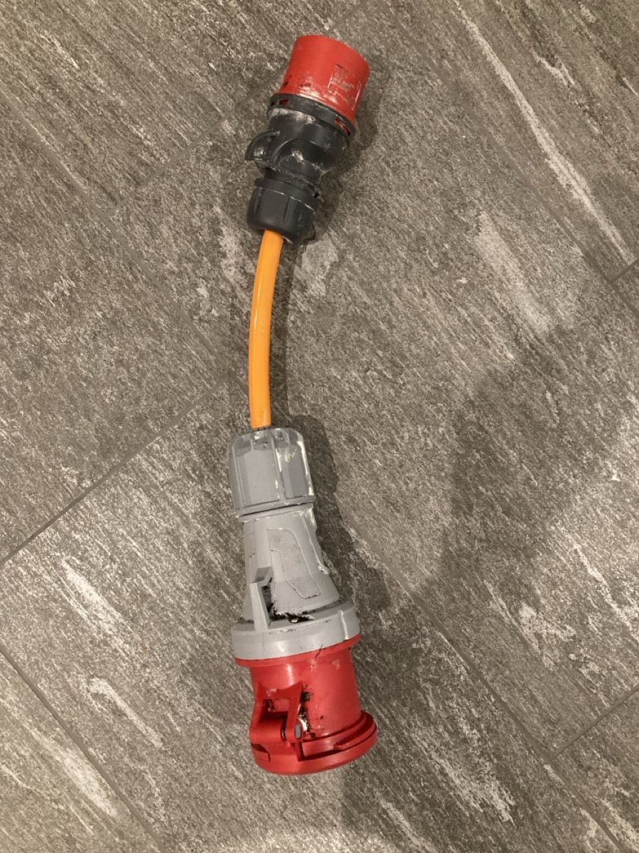 Laufwerke & Adapter: Starkstrom Adapter 32A Stecker auf 63A Kupplung – Gebraucht aus Thun von rentschtrading