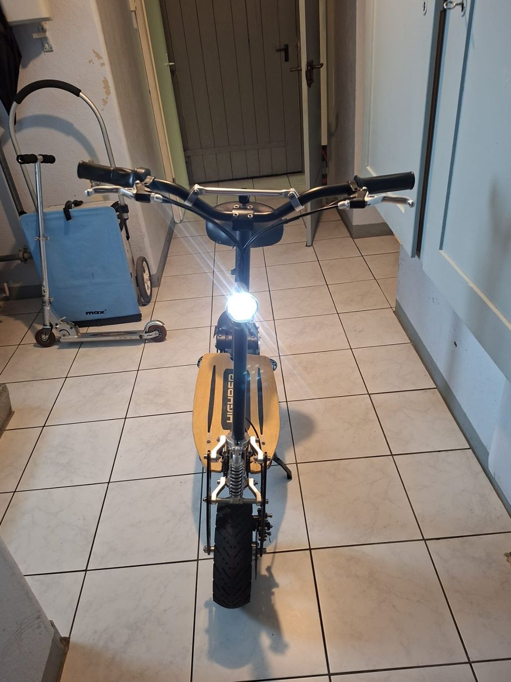 Scooter: E-Scooter HIGHPER Elektroroller mit Sitz guter Zustand – Usato da Lyss venduto da van_td8t 2