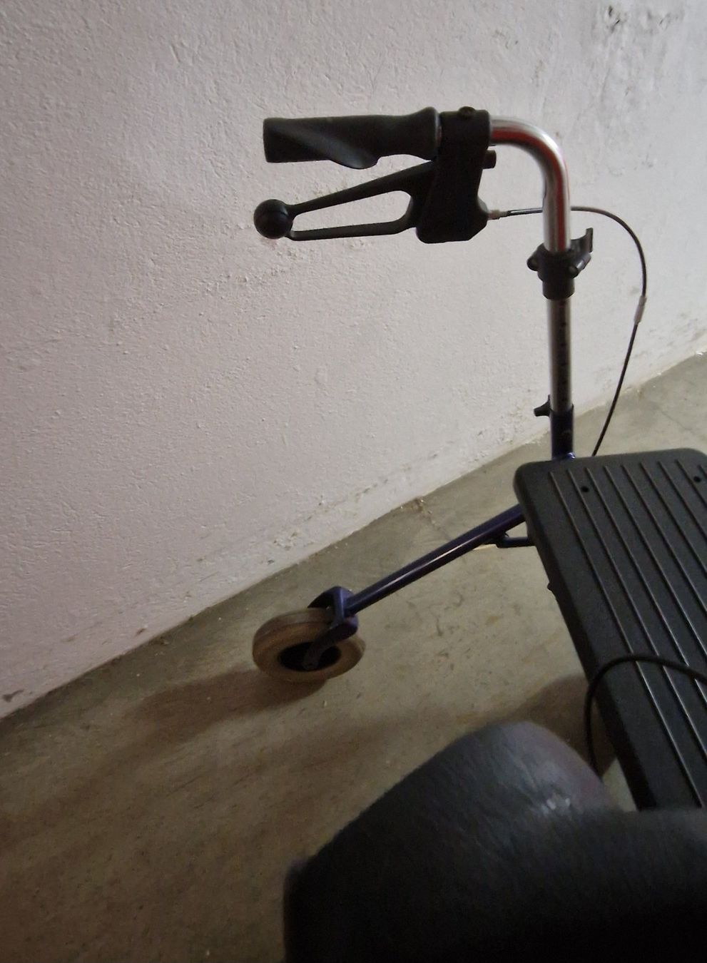 Gehhilfen: Rollator Farbe Nacht Blau Nr. 29 – Gebraucht aus Niederbipp von Trude04 3