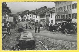 14.X.45 Dorf Gruyère/Oldtimer Schild Nr. 7332H+Leute