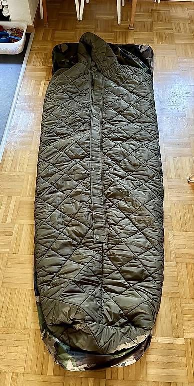 Armée suisse Sacs de couchage: Militär-Schlafsack – D'occasion à Biel / Bienne par coxbuster7