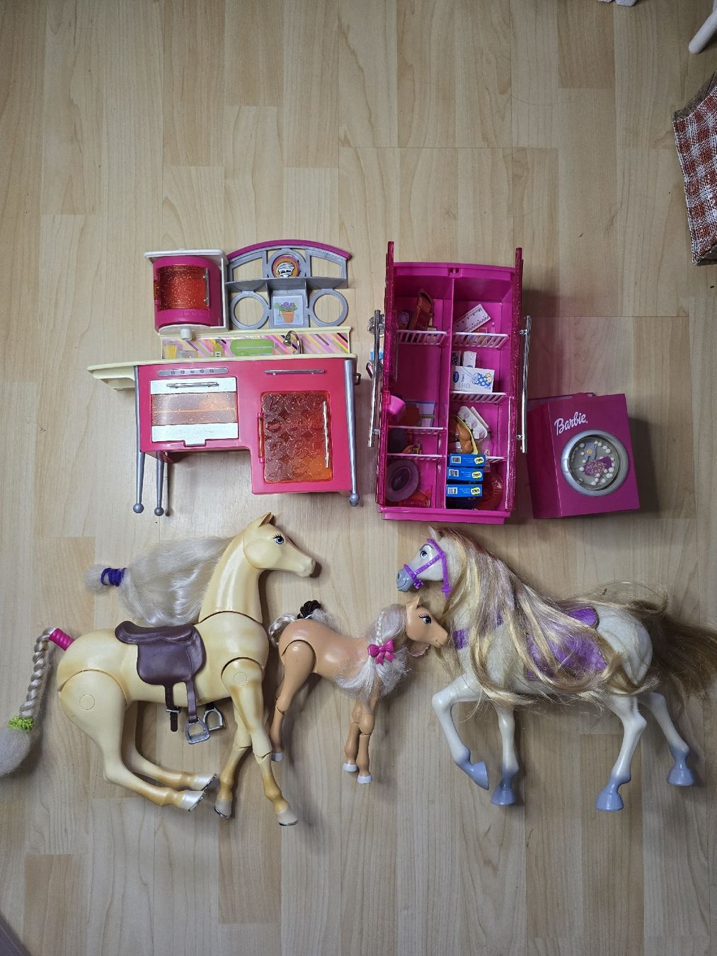 Giocattoli: Barbie Konvolut, Pferde, Kleider, Möbel etc – Usato da Büsserach venduto da sobis.trade 1