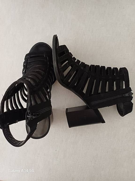 Scarpe da donna: Sandalen Schwarz Größe 37 – Usato da Zürich venduto da roman87788