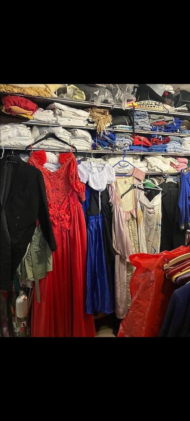 Lotti di vestiti: Grand inventaire location de costumes – Usato da St-George venduto da Samicha96 1
