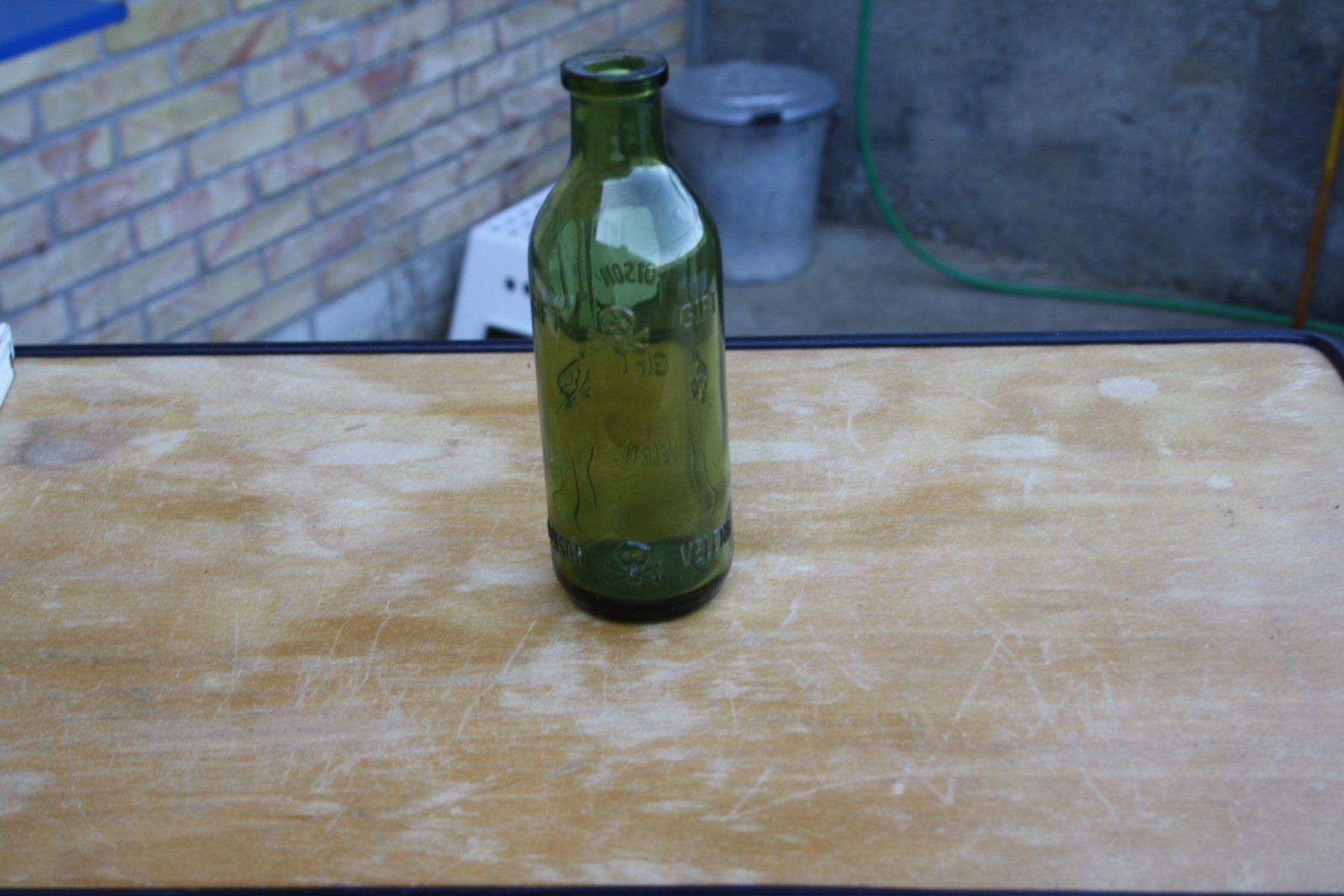 Bottiglie: GIFTFLASCHE VINTAGE TOTENKOPF FLASCHE – Usato da Wauwil venduto da Pneuedy