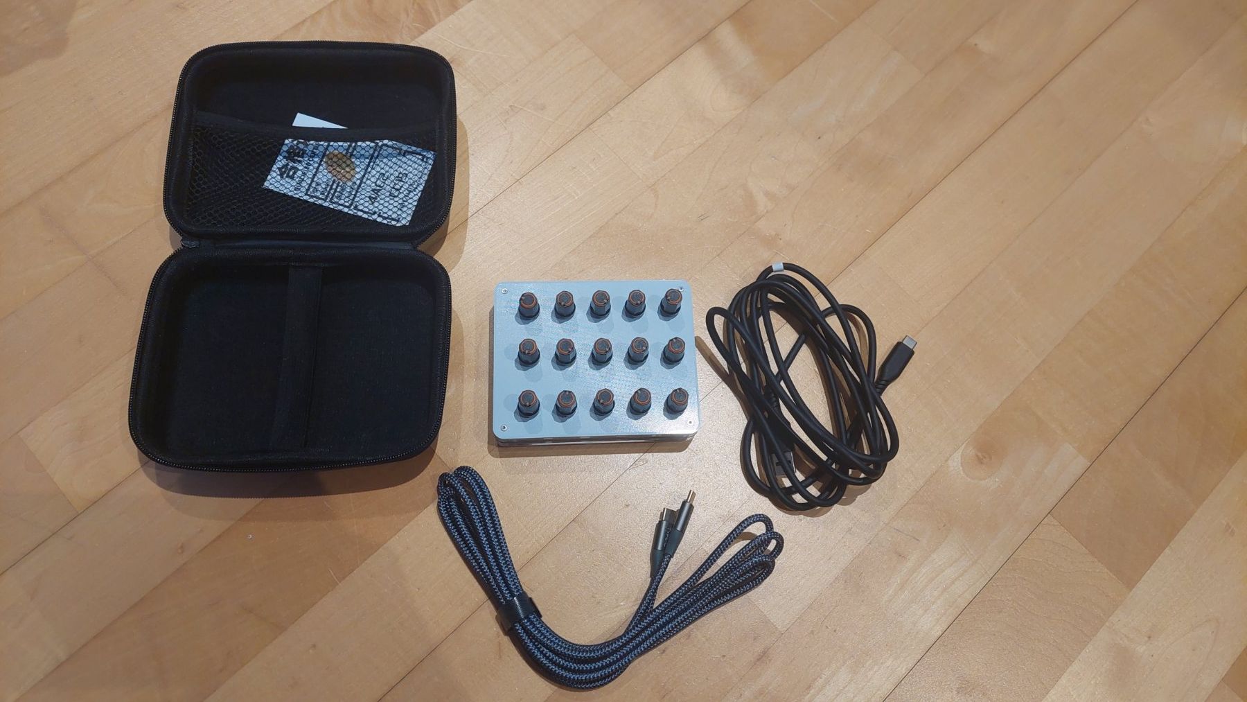 Strumenti musicali: 15 Rotary Knobs USB-C Midi Controller inkl Case und Kabel – Nuovo (secondo la descrizione) da Arisdorf venduto da GoodJoice
