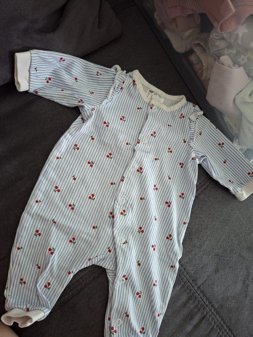 H&M Pagliaccetti: H&M Baby Strampler Kirschen Gr. 56 – Usato da Winterthur venduto da Ausmisten2026