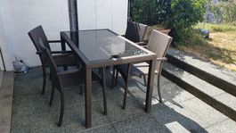 Gemütliches Gartentisch-Ensemble