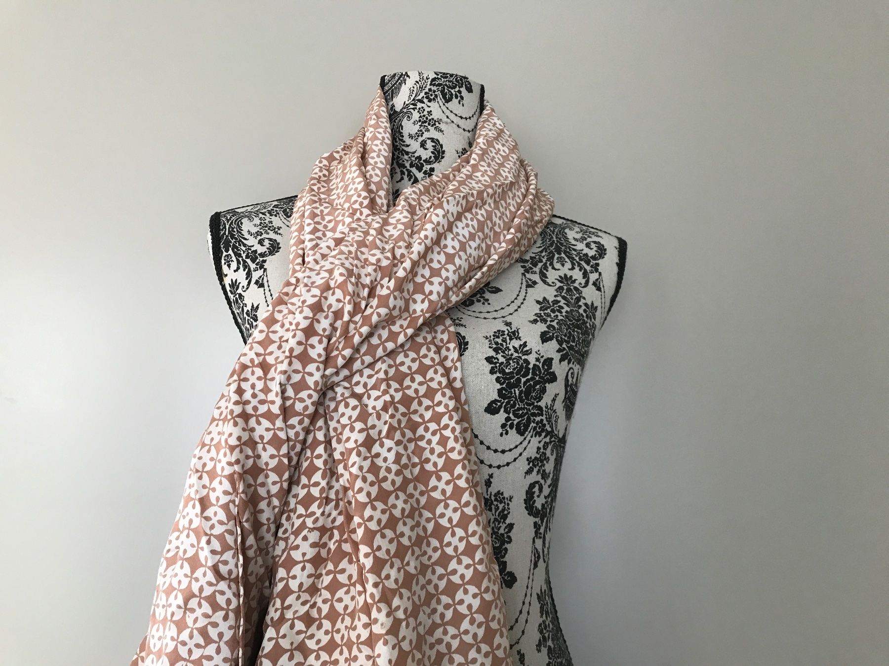 Foulards & écharpes: Seidenschal Linda Hering – D'occasion à Marthalen par Chuegi1 1
