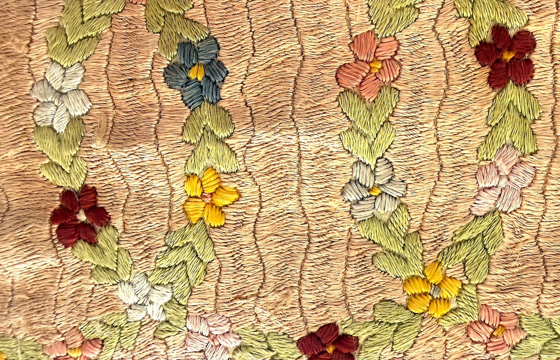 Cuscini: Coussin décoratif avec une décoration brodée à la main – Usato da Veyrier venduto da Szurkemaci 1