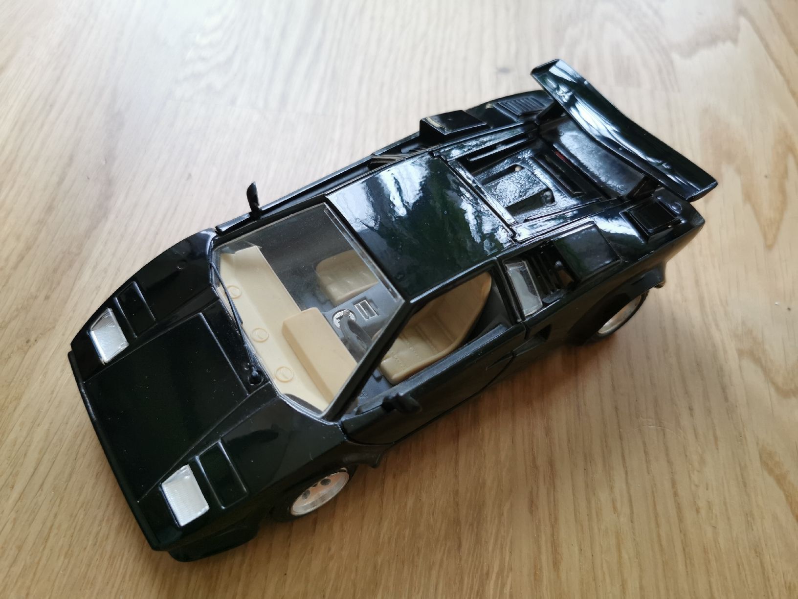 Bburago Modellautos: Lamborghini Countach 1:24 – Gebraucht aus Arnegg von michik999