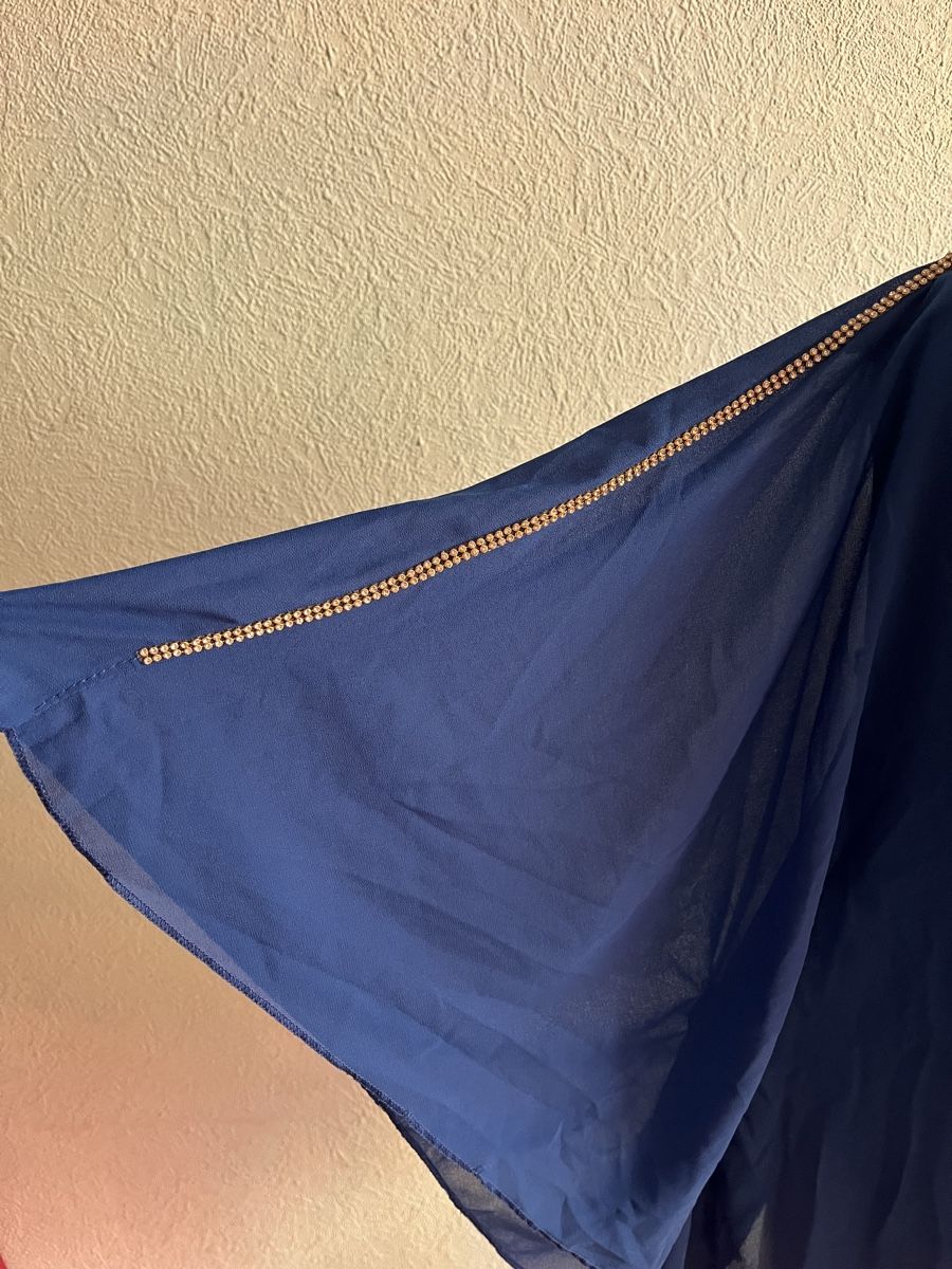 Top: Top bleu flash  taille 42 bon état – Nuovo (secondo la descrizione) da Genève venduto da ct_fqr8 1