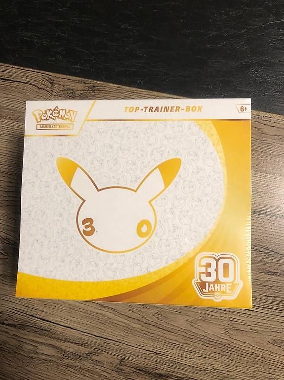 Carte collezionabili: Pokémon 30 Jahre Trainer Box – Nuovo e nell'imballaggio originale da Menziken venduto da Valentino79