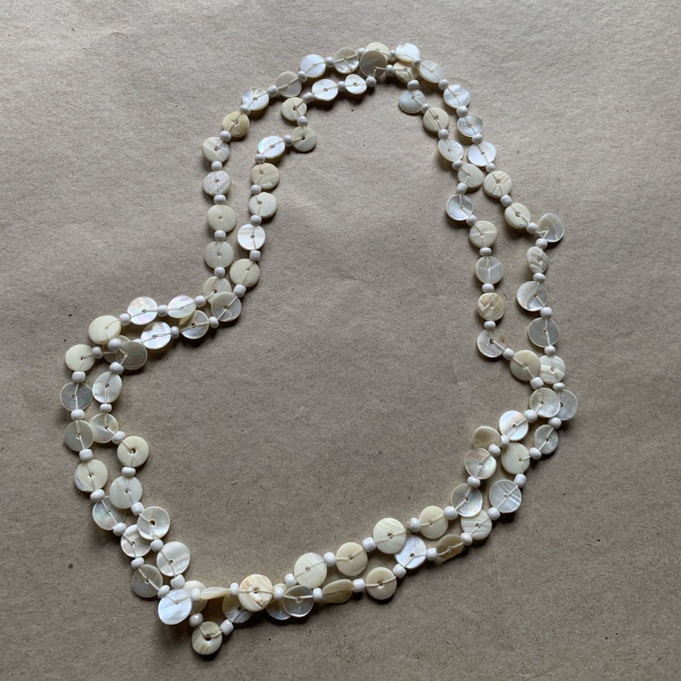 Catenine: Halskette mit weißer Perlmutt-Scheibe – Usato da Chalais venduto da Decoarts.art 1