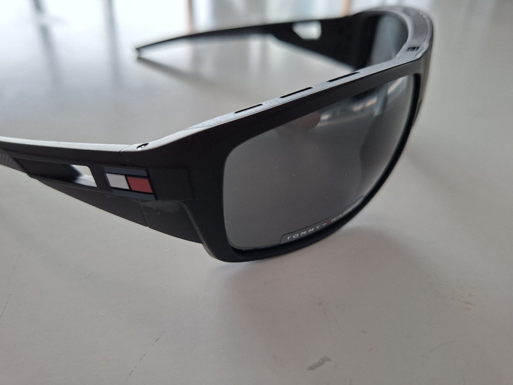Tommy Hilfiger Brillen & Gläser: Sonnenbrille Tommy Hilfiger Polarized Schwarz – Neu und originalverpackt aus Baden von jcm_9dkf 3