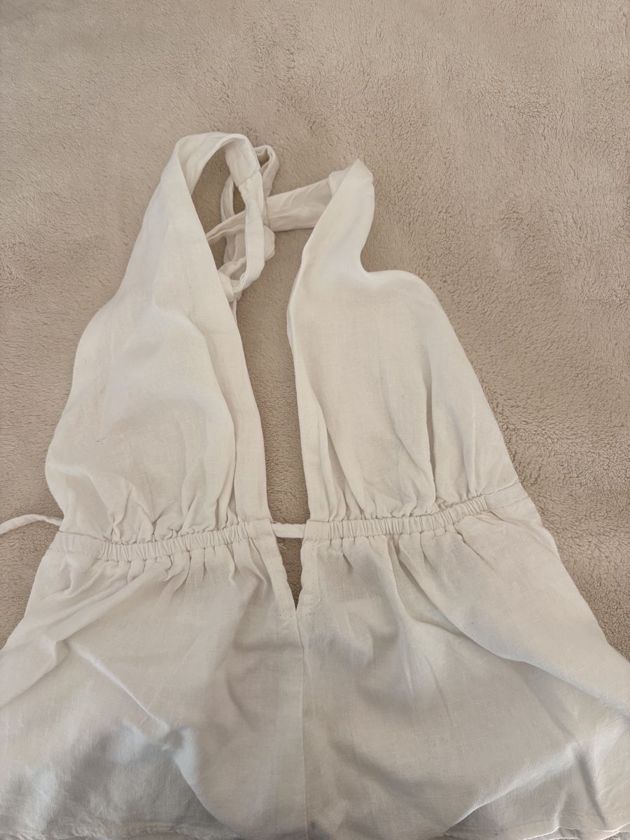 Bershka Tops: Haut halter dos nu blanc, avec une  tache! – Gebraucht aus Vésenaz von gau_v6pf 2