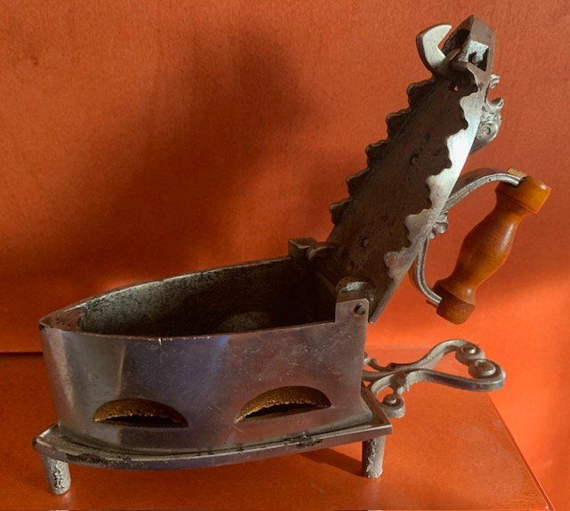 Ferri da stiro: Antikes, kleines Kohle Bügeleisen - ca. 1920 oder älter – Usato da Gundetswil venduto da Egro100 5