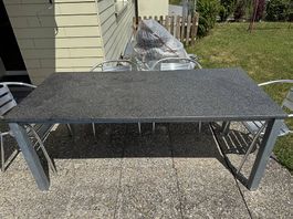 Massiver Gartentisch mit Steinplatte