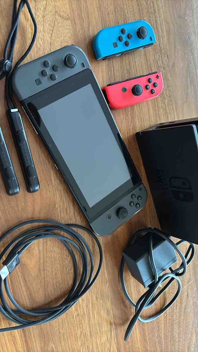 Nintendo Konsolen: Nintendo Switch Konsole Set – Gebraucht aus Fällanden von catwijk 1