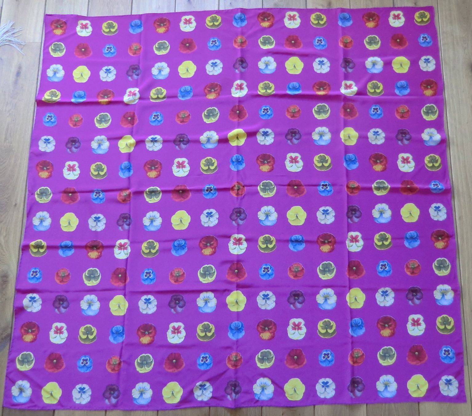 Fabric Frontline Foulard & Sciarpe: FABRIC FRONTLINE grand Foulard – Usato da Zürich venduto da Libraco