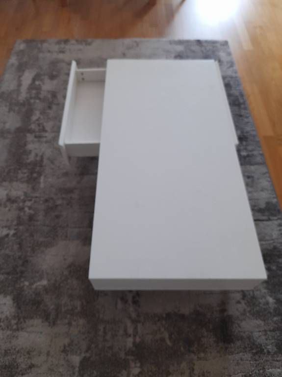 Tavoli: Couchtisch Weiss mit Holzfüssen – Usato da Pfaffnau venduto da -Cyrill- 1