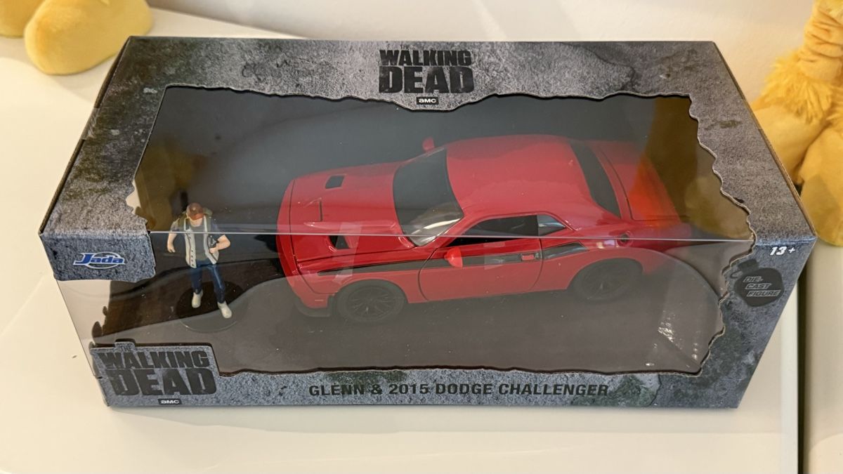 Dodge Modellini d'auto: Walking Dead Glenn & 2015 Dodge Challenger Die-Cast 13+ – Nuovo e nell'imballaggio originale da Basel venduto da Zomeg 1