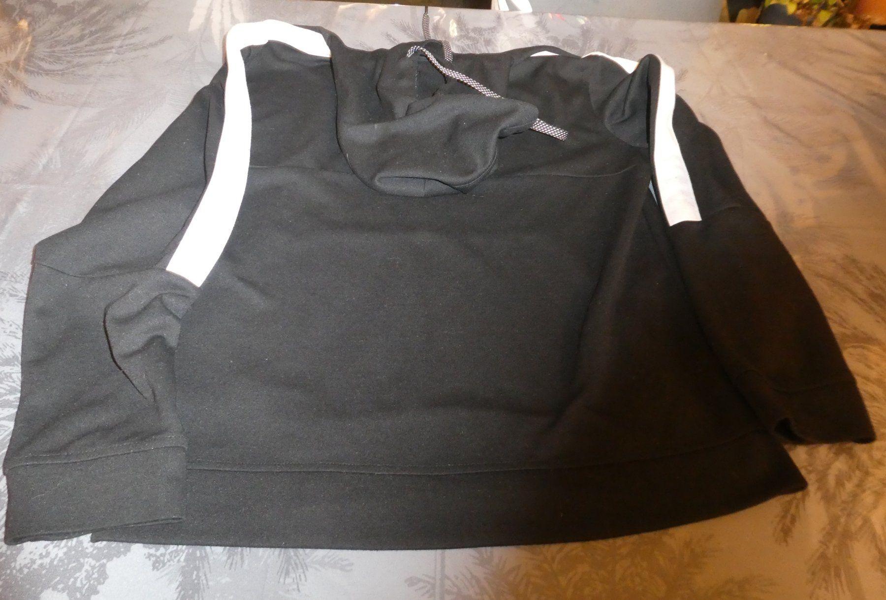 Reebok Maglioni & Felpe: Sweat à capuche Reebok noir et blanc, taille S – Usato da Troistorrents venduto da Marion70 1
