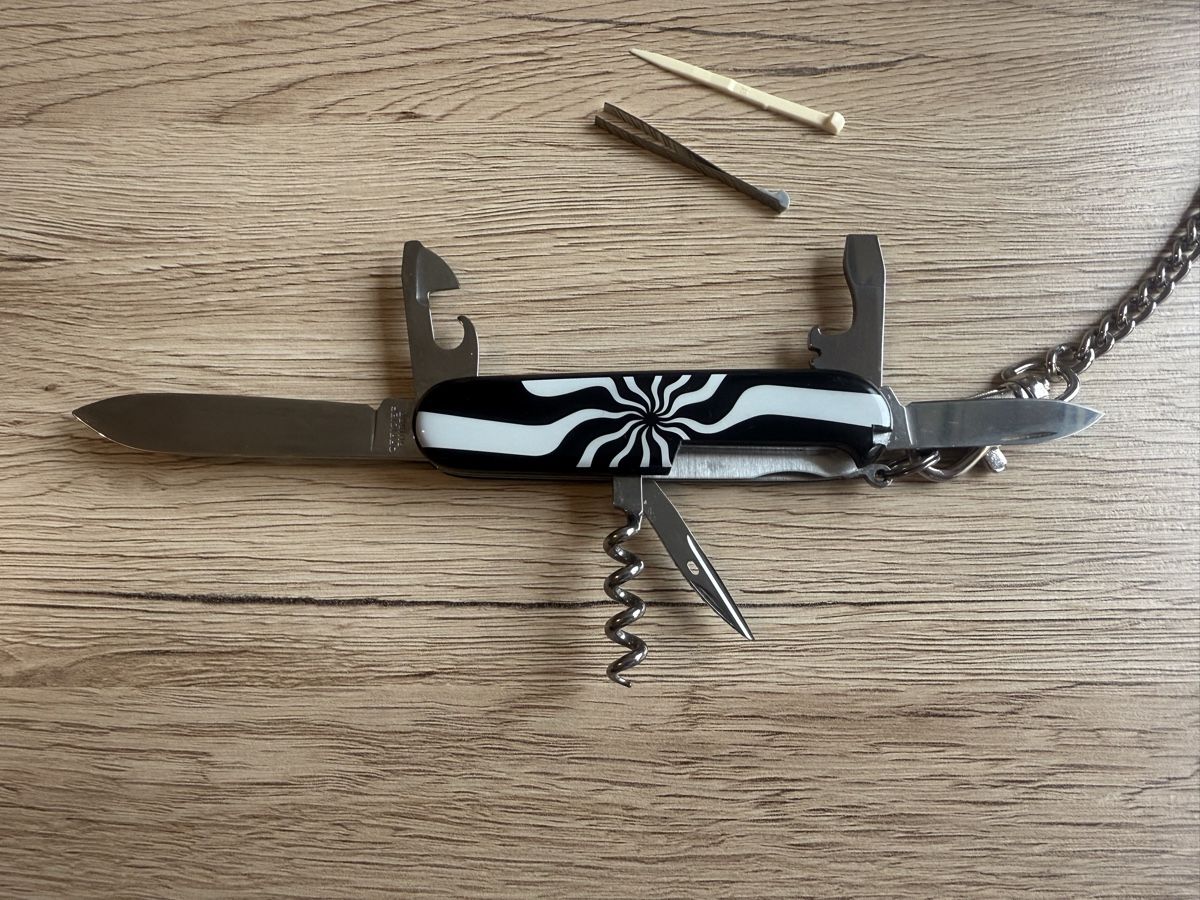 Victorinox Coltelli tascabile: Victorinox Schweizer Taschenmesser Basel Design mit Kette – Usato da Wettingen venduto da Ni_la_lo 2