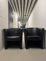 2x Clubsessel aus schwarzem Leder, zeitloses Design.