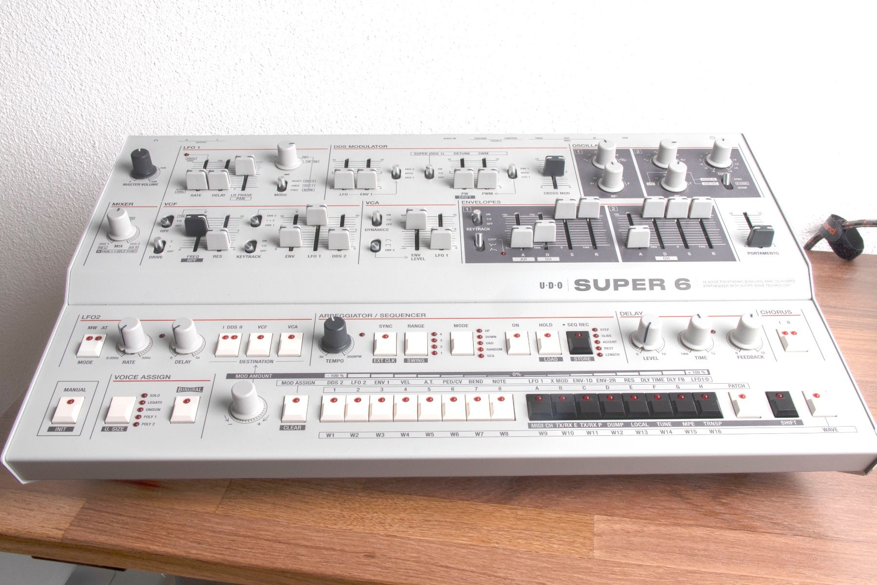 Musikinstrumente: UDO SUPER 6 Synthesizer Super6 Synth – Gebraucht aus Emmen von babmusician