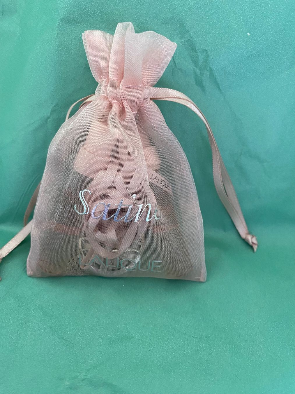 Lalique Profumi & Eau de Toilette: Collier à parfumer Satine de Lalique – Nuovo e nell'imballaggio originale da Bouveret venduto da wes_7zll 2