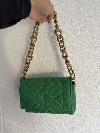 Grüne gesteppte Schultertasche mit goldener Kette von Zara