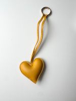 💛💛💛 Gelber Taschenanhänger in Herzform aus Leder 💛💛💛