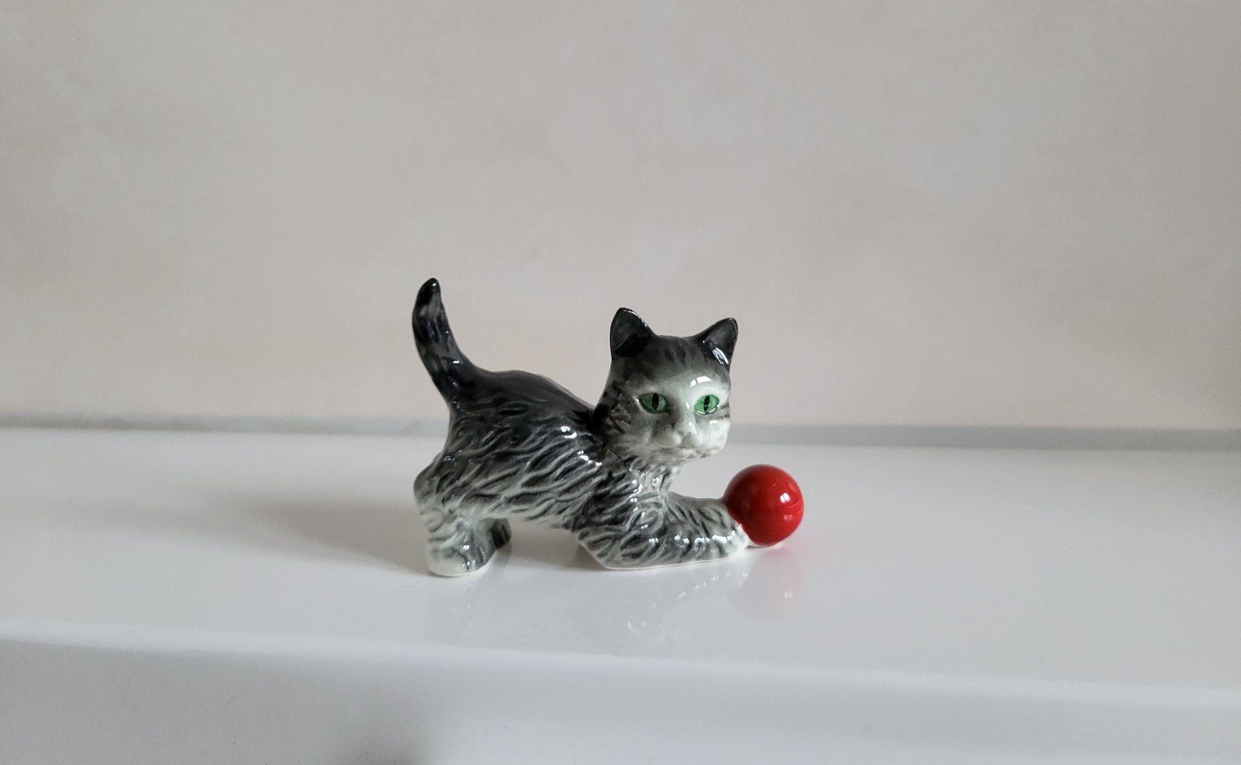 Statuette: Goebel Kätzchen mit Ball.   H5,5/L7cm – Usato da Turgi venduto da rut_p556