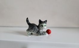 Goebel Kätzchen mit Ball.   H5,5/L7cm