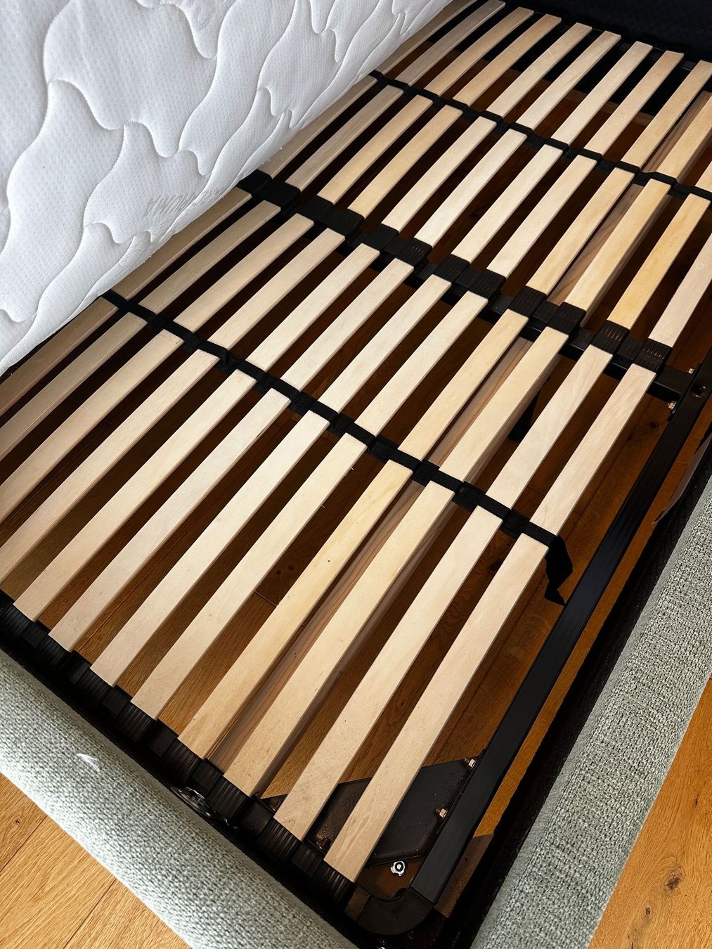 Letti: Bett mit Metallrost 160x200cm – Usato da Au SG venduto da Shadow10013 3