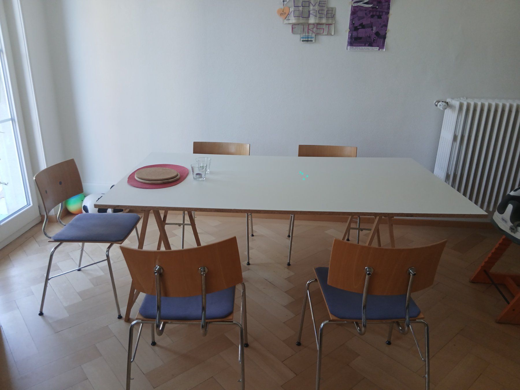 Pfister Tische: Tisch: Holzplatte mit 2 Malerböcken – Gebraucht aus Biel/Bienne von lis_gz7s